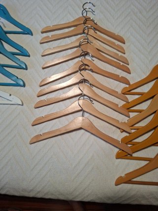 Perchas de madera pequeñas