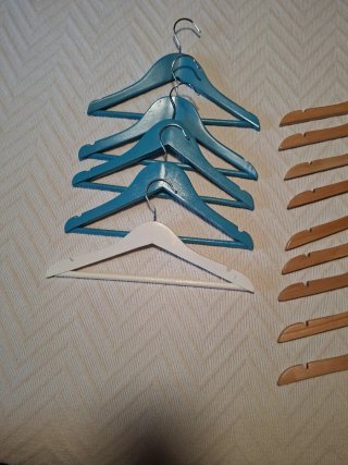 Perchas de madera pequeñas