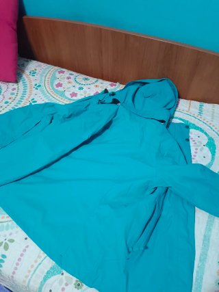 Anorak azul y verde