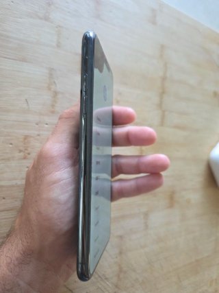 iPhone 11 Pro Max + EarPods.