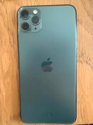 iPhone 11 Pro Max + EarPods.