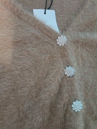 Chaqueta beige peluda con botones joya