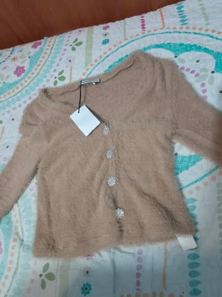 Chaqueta beige peluda con botones joya