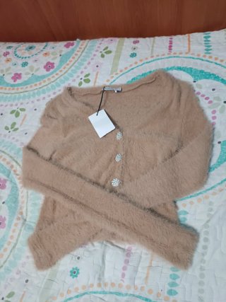 Chaqueta beige peluda con botones joya