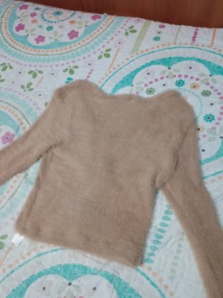 Chaqueta beige peluda con botones joya