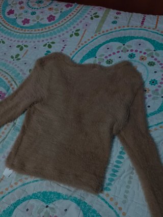 Chaqueta beige peluda con botones joya