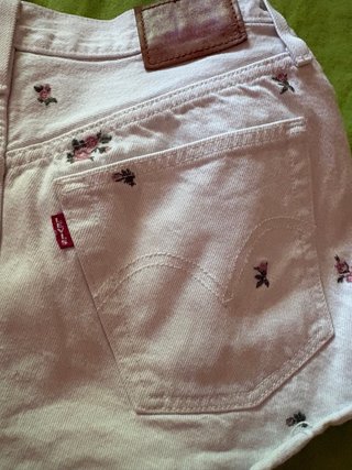 Levi's Shorts Blancos Bordados Flores