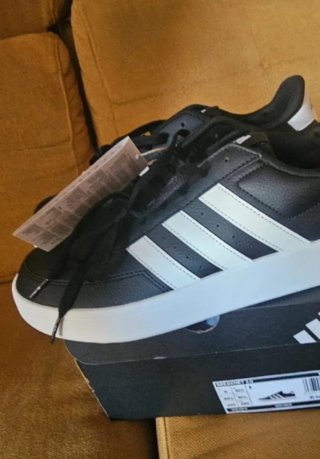 Zapatillas Adidas Negras y Blancas