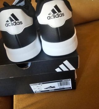 Zapatillas Adidas Negras y Blancas