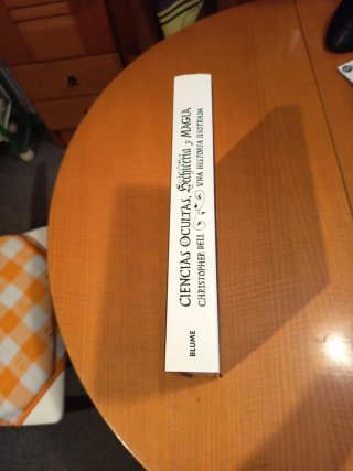 Libro ciencias ocultas, hechicería y magia.