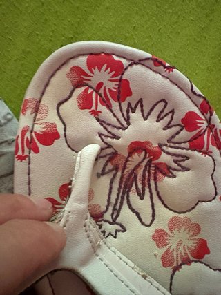 Chanclas Roxy Cuero Flores Rojas Blancas