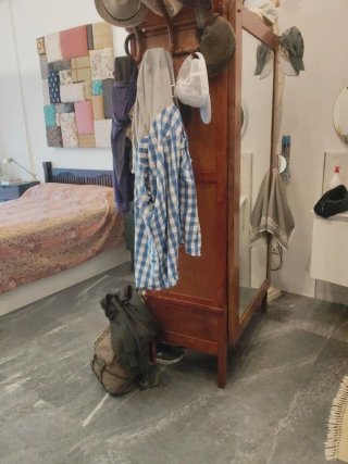 Armario de madera con cortinas