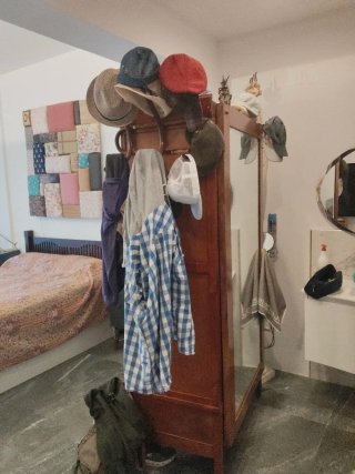 Armario de madera con cortinas