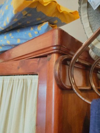Armario de madera con cortinas