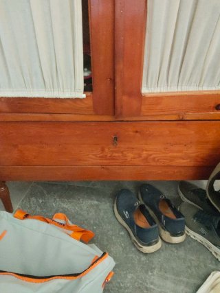 Armario de madera con cortinas