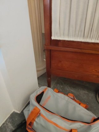 Armario de madera con cortinas