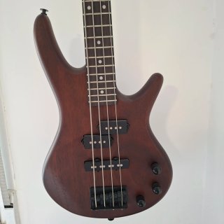 Bajo Ibanez Mikro color Nogal con amplificador 40w