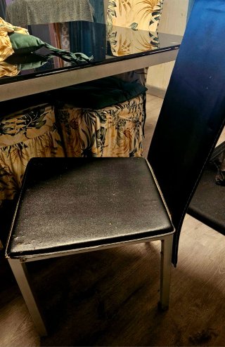Mesa y 4 sillas comedor