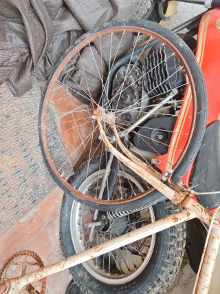 Bicicleta antigua oxidada