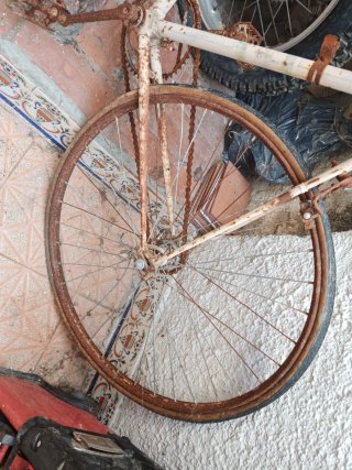 Bicicleta antigua oxidada