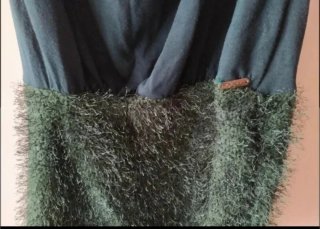 Abito donna con collana e dettagli in pelliccia