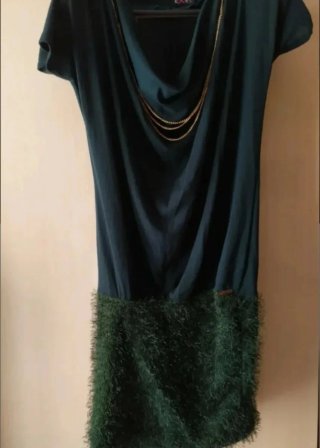 Abito donna con collana e dettagli in pelliccia