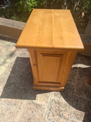 Mesita de noche madera cajón y puerta