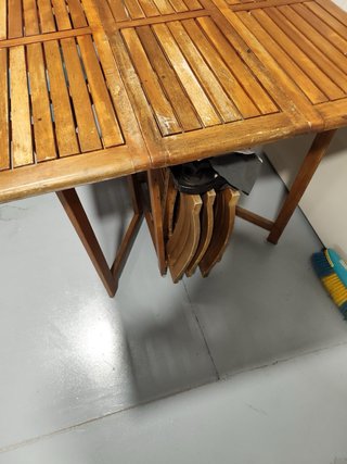 Mesa de terraza de teca con sillas plegables