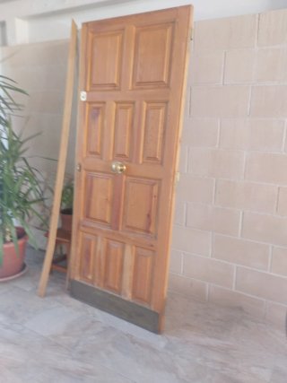 Puerta de madera maciza