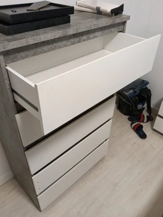 Cómoda blanca y gris con tapa efecto piedra