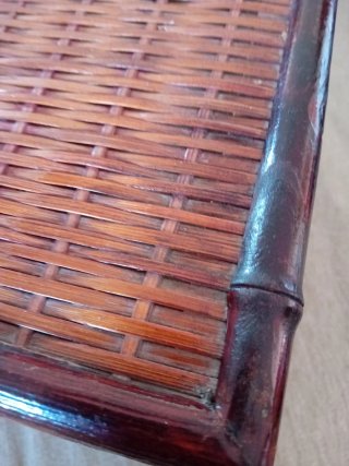 Costurero de mimbre y madera