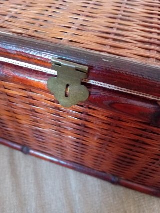 Costurero de mimbre y madera