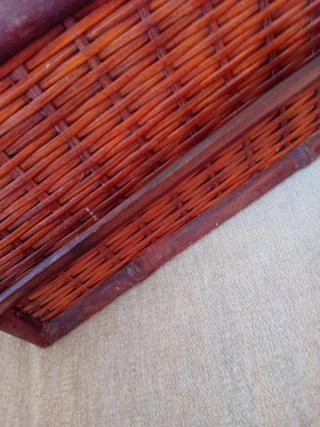Costurero de mimbre y madera