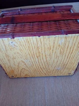 Costurero de mimbre y madera