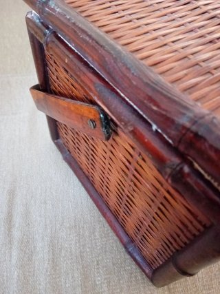 Costurero de mimbre y madera