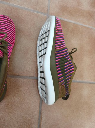 Zapatillas deportivas verdes y rosas Nike