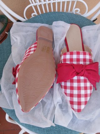 Zapatos planos cuadros rojos y blancos y lazo rojo