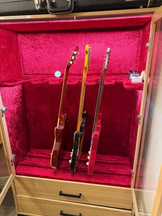 Armario expositor para guitarras