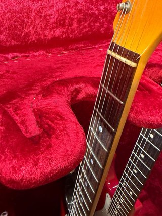 Armario expositor para guitarras