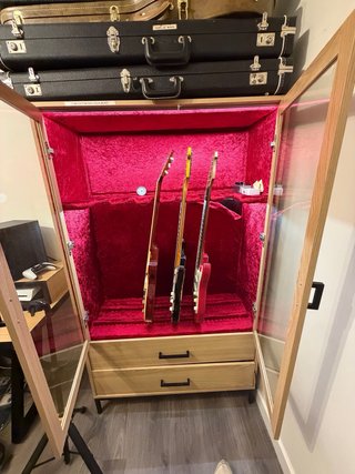 Armario expositor para guitarras