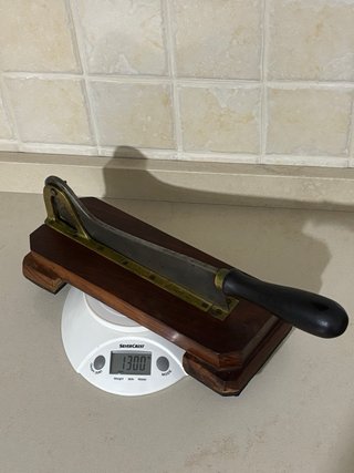 Antica affettatrice in legno e metallo