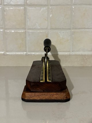 Antica affettatrice in legno e metallo