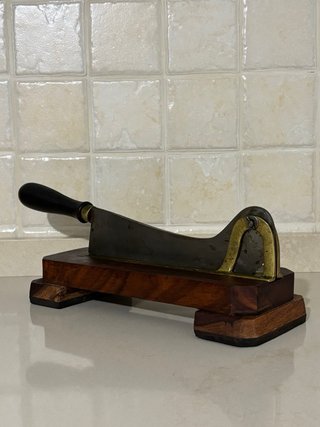 Antica affettatrice in legno e metallo