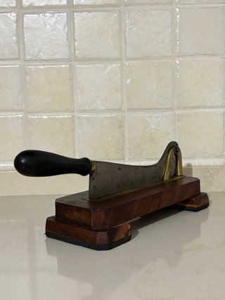 Antica affettatrice in legno e metallo