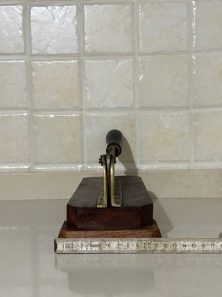 Antica affettatrice in legno e metallo