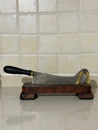 Antica affettatrice in legno e metallo