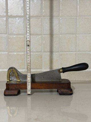 Antica affettatrice in legno e metallo