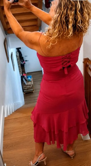 Vestido rosa fucsia con volantes