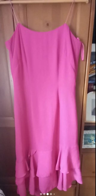 Vestido rosa fucsia con volantes