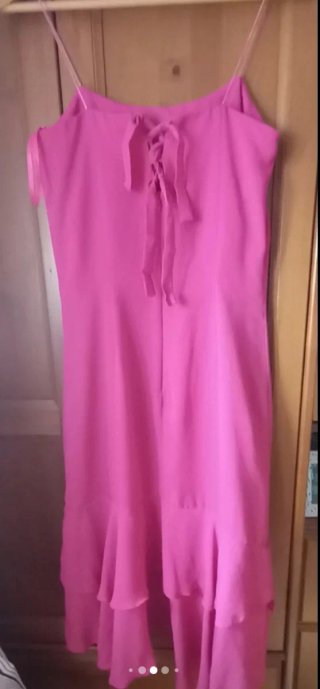Vestido rosa fucsia con volantes
